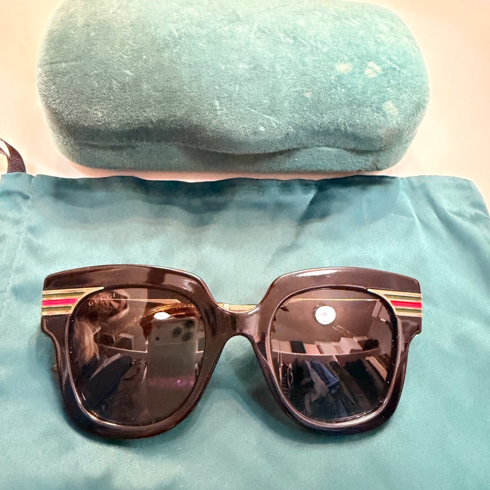 Gucci Black Sunglasses with Red-Green Stripe and Gold Accents - Picture 4 of 7